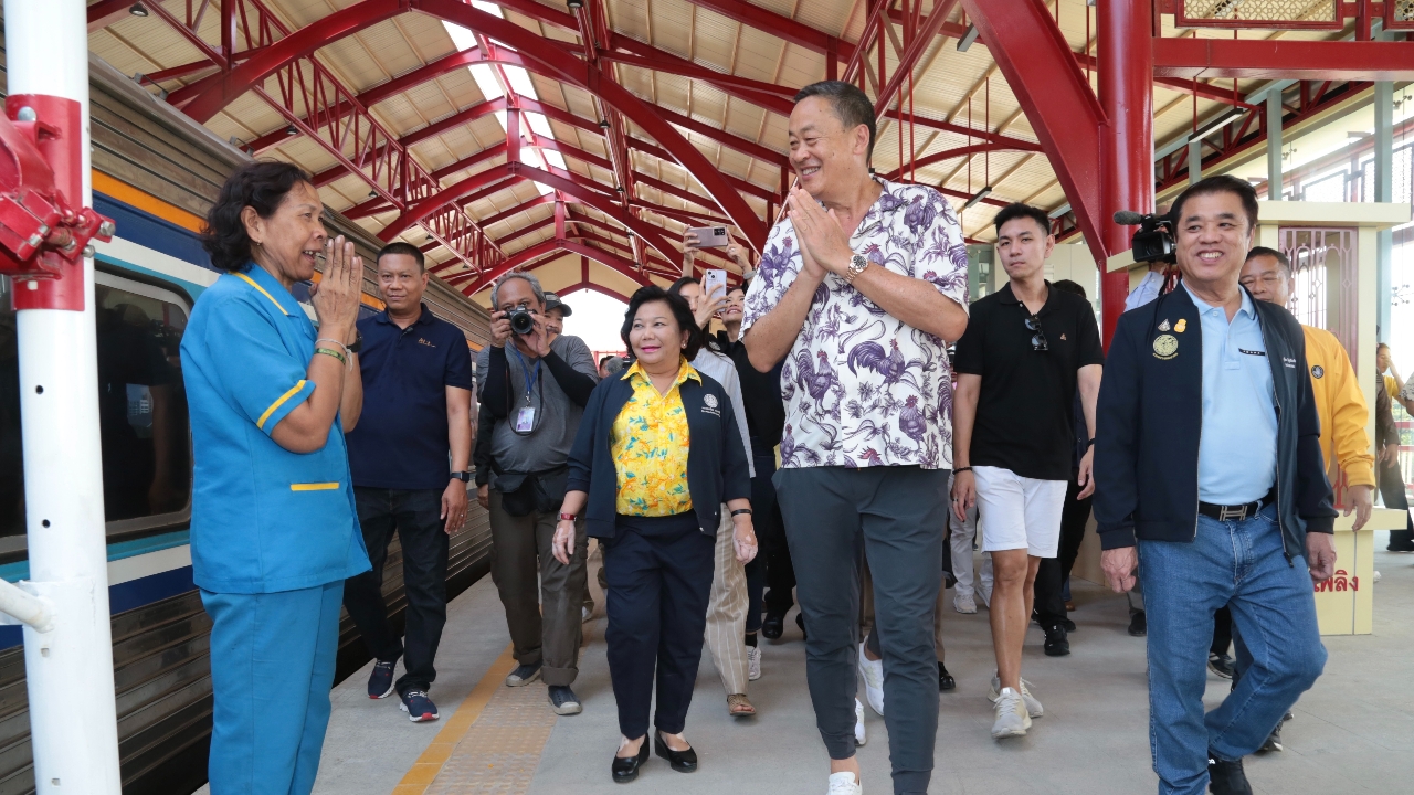 นายกฯ ตรวจเยี่ยมสถานีรถไฟหัวหิน แนะ เติมพื้นที่สีเขียว ชมภาพรวมดี