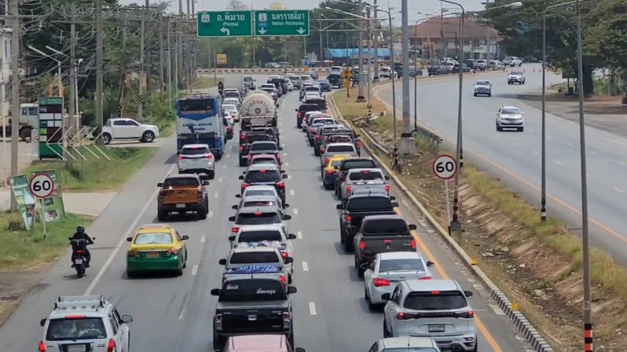 สงกรานต์ 2567 รถผ่านโคราชเริ่มแน่น คนชิงเดินทางกลับก่อน