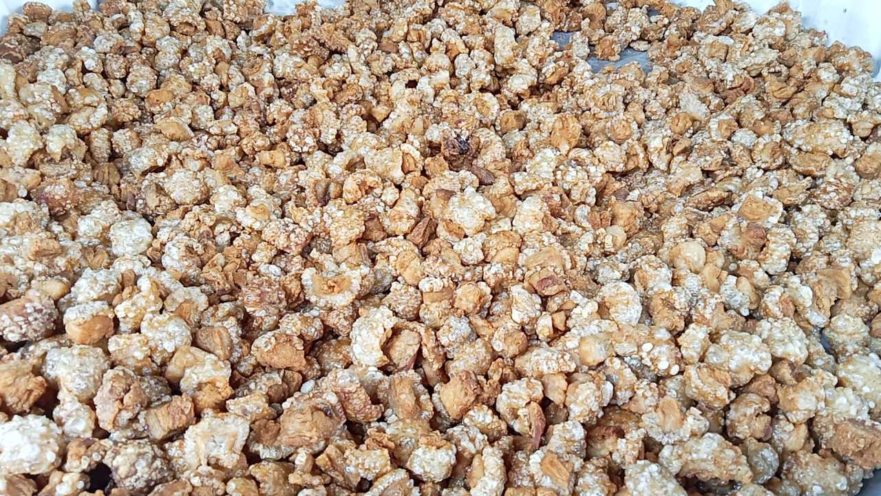 แคบหมูห้วยราชขายดีสงกรานต์ 67 คนแห่ซื้อกลับบ้าน ต้องทอดเพิ่มเป็นเท่าตัว