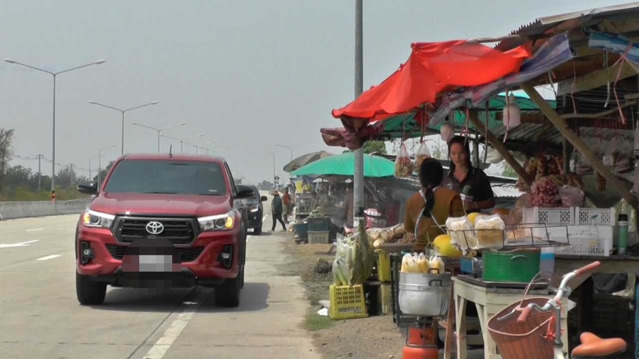 ตาคลีไม่ได้มีแต่เอฟ-16 ของฝากริมทางก็มีมากมาย ถั่วแระ แคนตาลูป และมันสารพัดชนิด