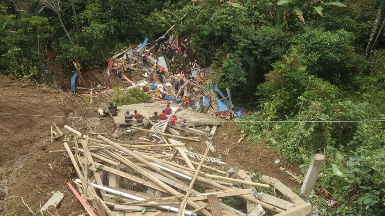 ดินถล่มซัด 2 หมู่บ้านบนเกาะสุลาเวสี ดับแล้ว 19 ศพ เร่งหาผู้สูญหาย