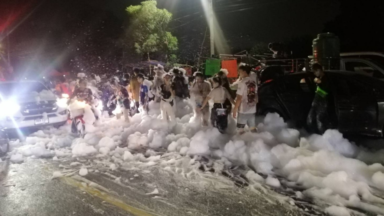 สงกรานต์ถนนข้าวแช่ ปทุมธานี ฉีดน้ำสาดโฟมกันฉ่ำๆ ยันเที่ยงคืน