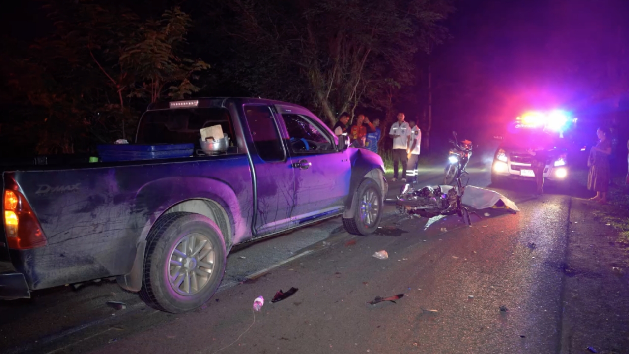 สาวท้องขับปิกอัพพาลูกหลานเที่ยวทะเล เจอจยย.คนเมาขี่กินเลน ชนดับคาที่ 