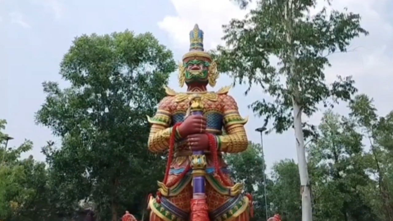 สงกรานต์สุดคึกคัก สายมูพาครอบครัวขอ "เลขเด็ด" ท้าวเวสสุวรรณ หวังได้โชคเฮง