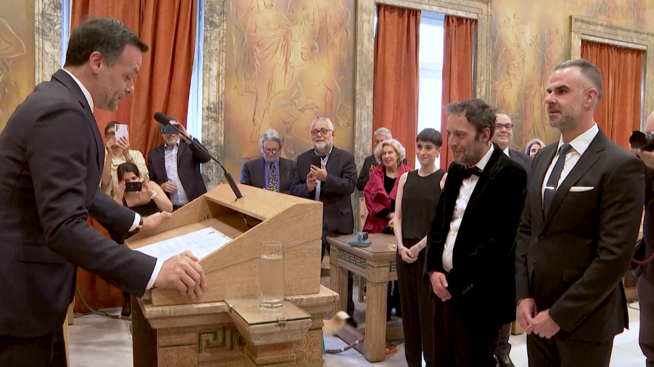 ศาลาว่าการกรุงเอเธนส์ จัดพิธีแต่งงานให้คู่รักเพศเดียวกันเป็นคู่แรก