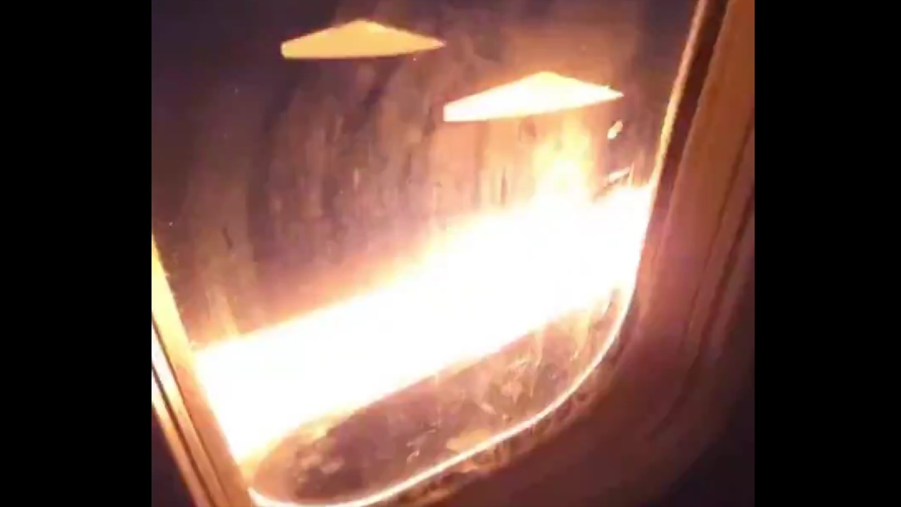 ระทึก บินยูไนเต็ด แอร์ไลน์ส เครื่องยนต์ไฟลุก ต้องวกกลับเมืองฮิวส์ตัน