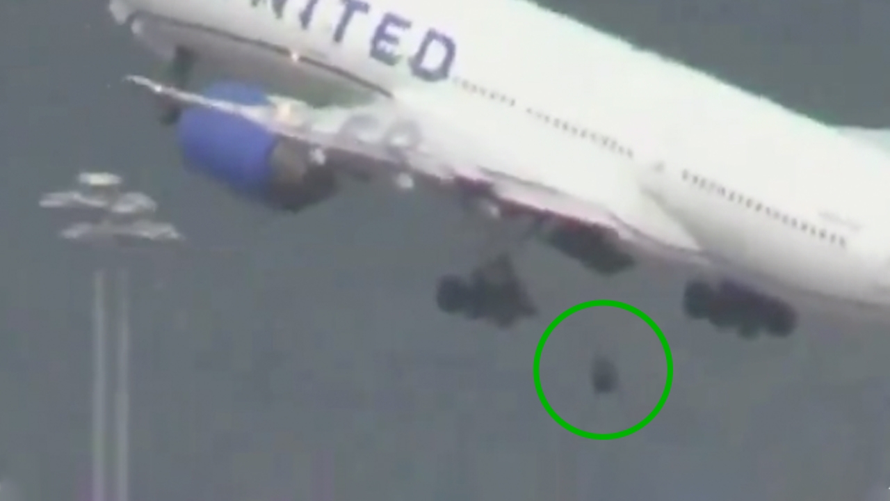 เครื่องบิน "ยูไนเต็ด แอร์ไลน์ส" ล้อหลุดกลางอากาศ ตกใส่รถพังหลายคัน ต้องลงจอดฉุกเฉินในสหรัฐฯ