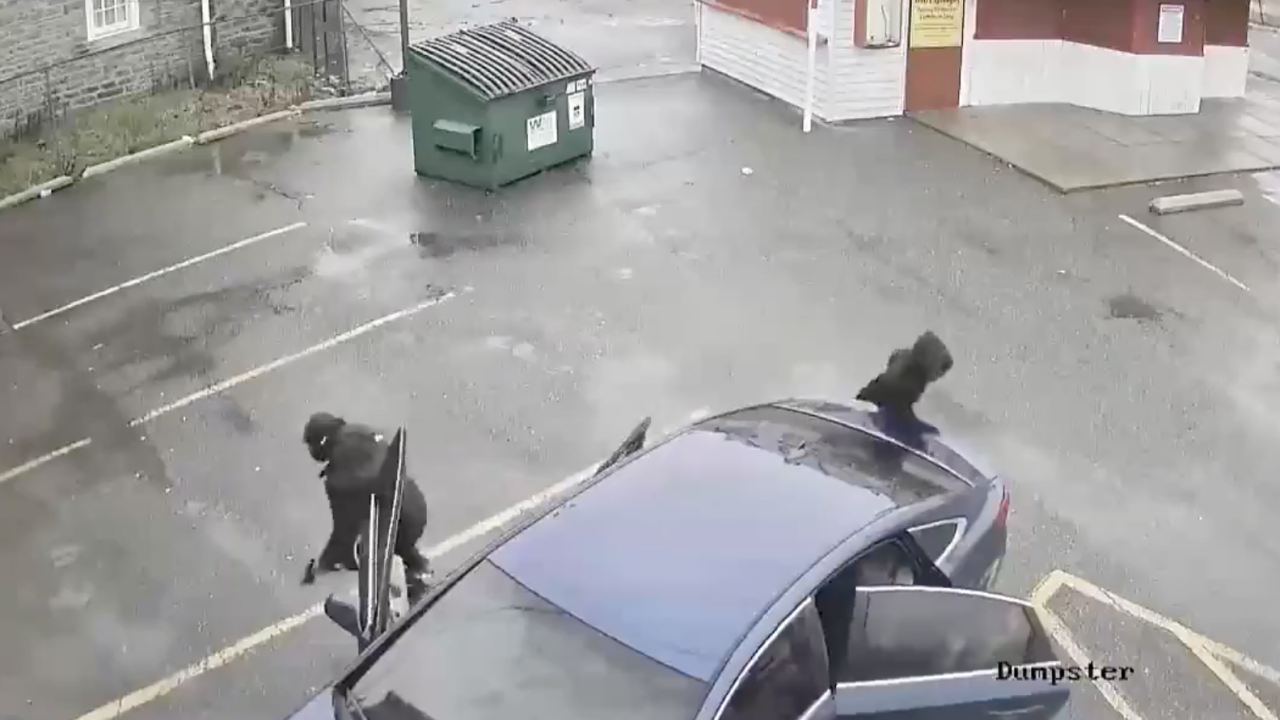 ตร.ฟิลาเดลเฟียเผยคลิปกลุ่มคนร้าย ขณะกราดยิง นศ.ที่ป้ายรถเมล์เจ็บ 8 ราย (คลิป)