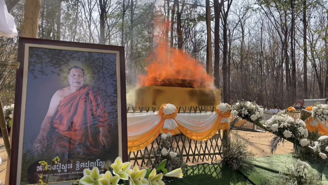 ศิษย์หลั่งไหล ร่วมฌาปนกิจสรีรสังขาร หลวงปู่พูน มรณภาพปริศนา