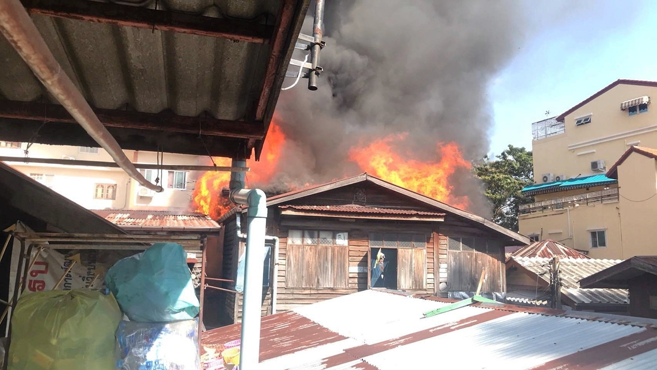 ไฟไหม้ชุมชน หญิงชราดับ หนีควันตกนํ้า คาด “หัวใจวาย”