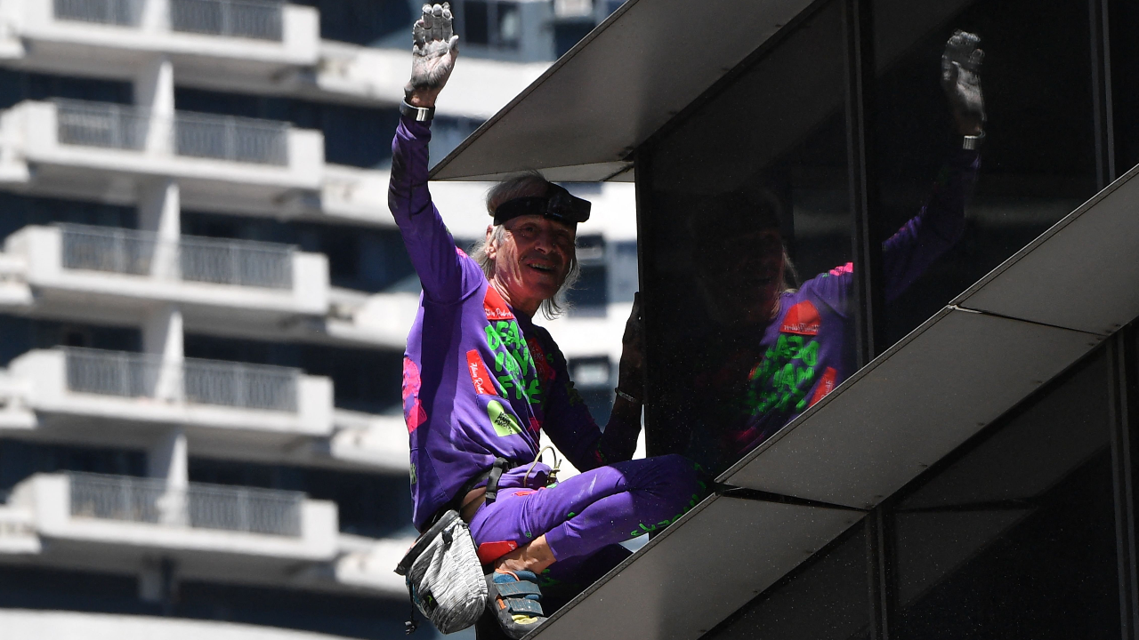 สไปเดอร์แมนเจ้าเก่า ปีนตึกสูงกรุงมะนิลา แสดงพลังหนุนฟิลิปปินส์ในข้อพิพาททะเลจีนใต้