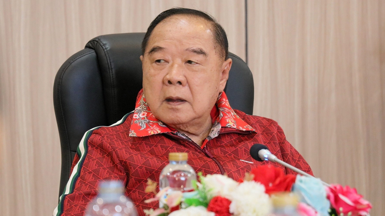 การเมืองสามขั้วนายกฯสี่คน