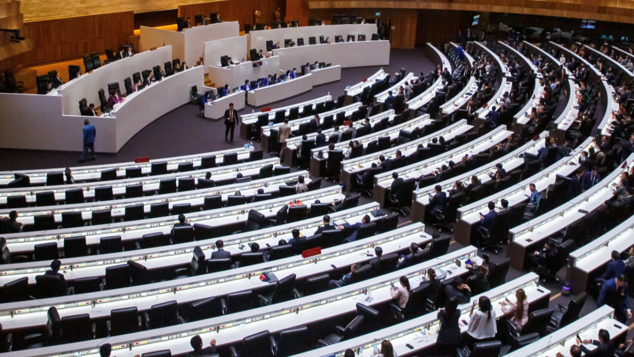 มติสภาฯ ผ่าน 2 ร่าง พ.ร.บ.คุ้มครองแรงงาน ก้าวไกล-ภูมิใจไทย ปัดตกฉบับ “เซีย”