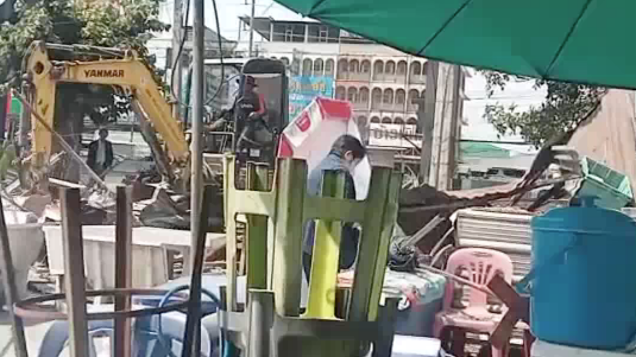 คนขายโอด ถูกรถแบ็กโฮรื้อร้าน ทำลูกค้าหนีอลหม่าน ไม่ได้เงิน แถมทรัพย์สินพัง