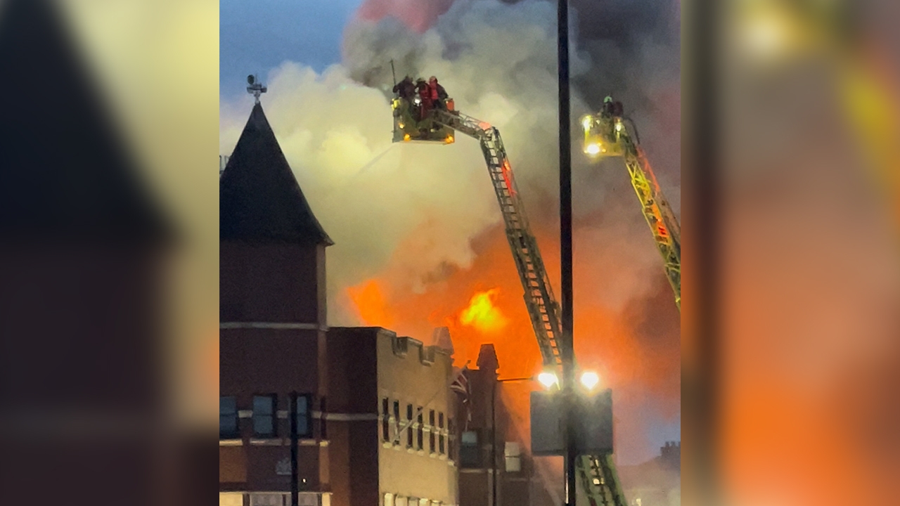 นาทีระทึก ไฟไหม้สถานีตำรวจในลอนดอน พระเพลิงแดงฉานน่ากลัว (คลิป)