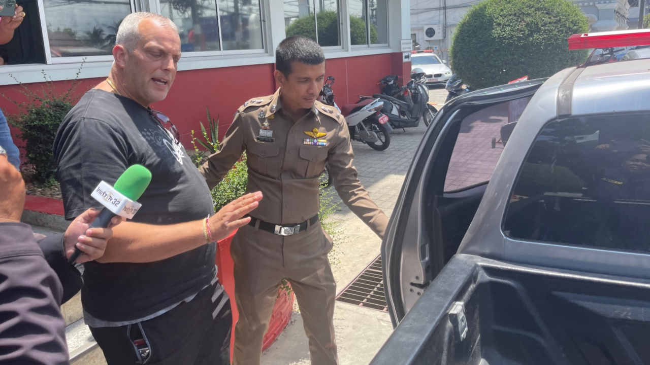 ตำรวจนำตัว เดวิด ฝรั่งสวิส ส่งอัยการสั่งฟ้องคดีเตะหมอ ยังยืนกรานปฏิเสธ