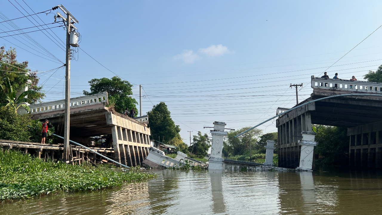 "สะพานถล่ม" ชาวบ้านติดเกาะ เกือบ 400 ครัวเรือนเครียด-เร่งหาทางช่วย