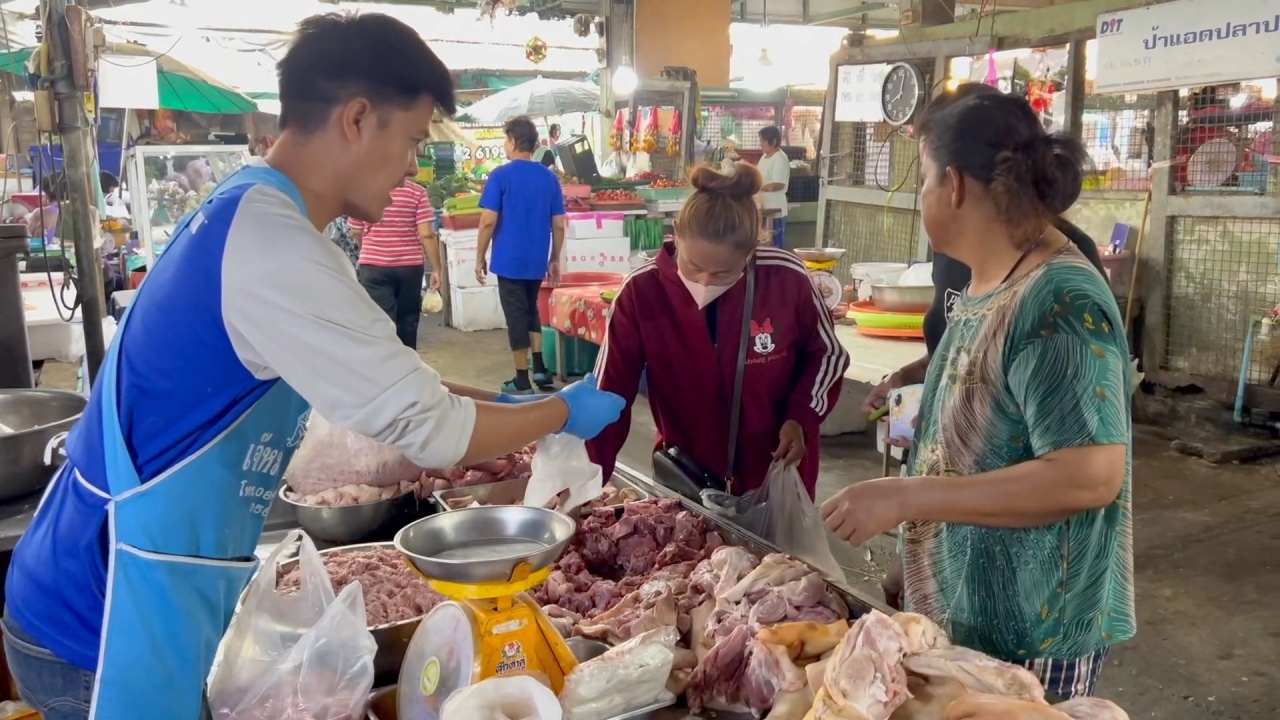 แม่ค้าหมูตลาดดังชัยนาท เห็นตรงกันหมูล้นตลาด ราคาตก เป็นตามวัฏจักรช่วงปิดเทอม