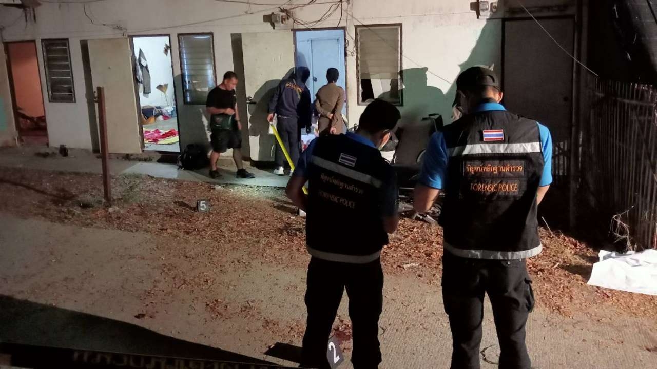 หนุ่มหึงโหด เห็นเมียรักนอนกับชายหนุ่ม คว้ามีดแทงดับ ใช้สากทุบเมียสาหัส