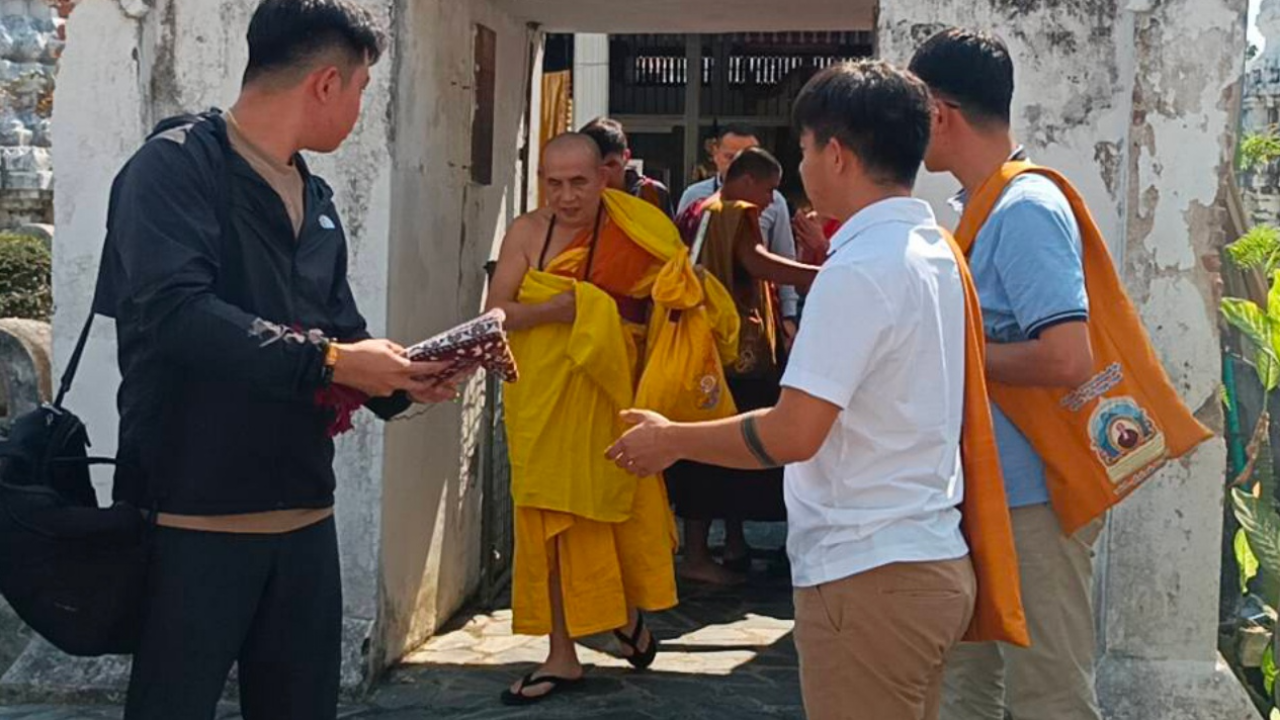 ครูบาบุญชุ่ม เดินทางจากเชียงรายกราบสรีรสังขาร พระราชจินดานายก