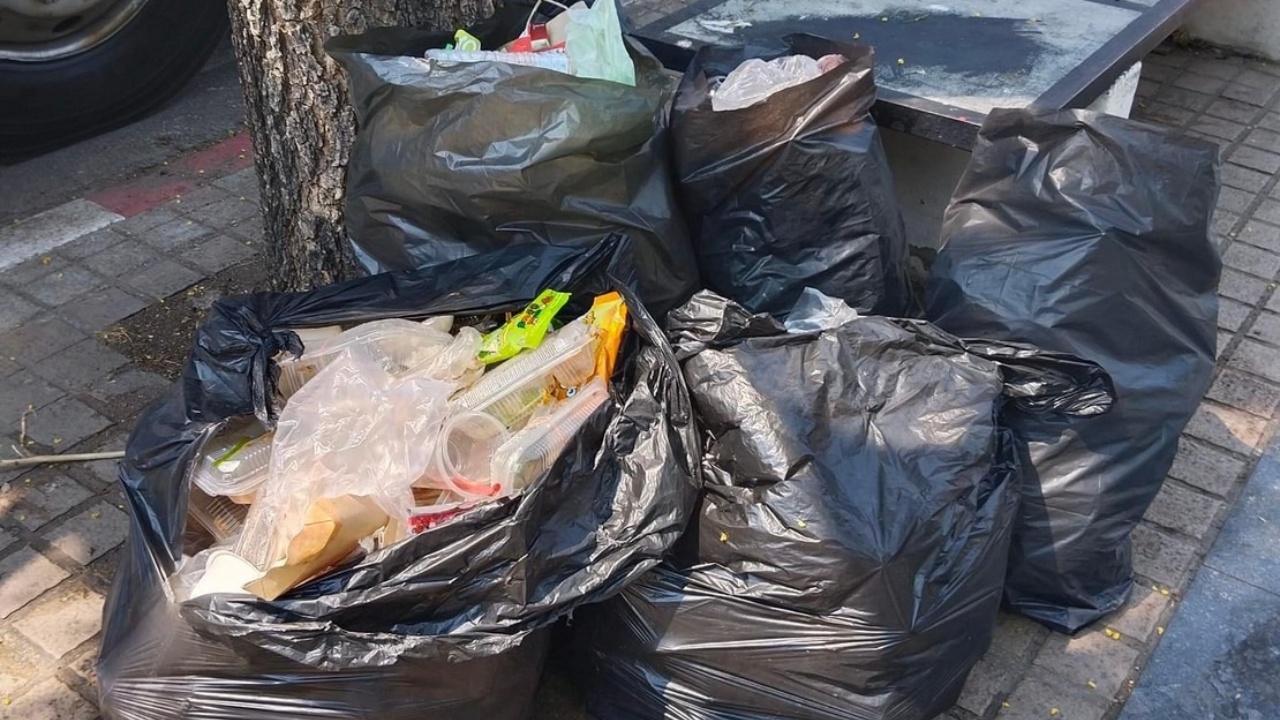 หนุ่มเล่าเหตุผลซึ้งใจ แบ่งเงินให้ "คนเร่ร่อน" ที่คุ้ยขยะหาอาหารประทังชีวิต