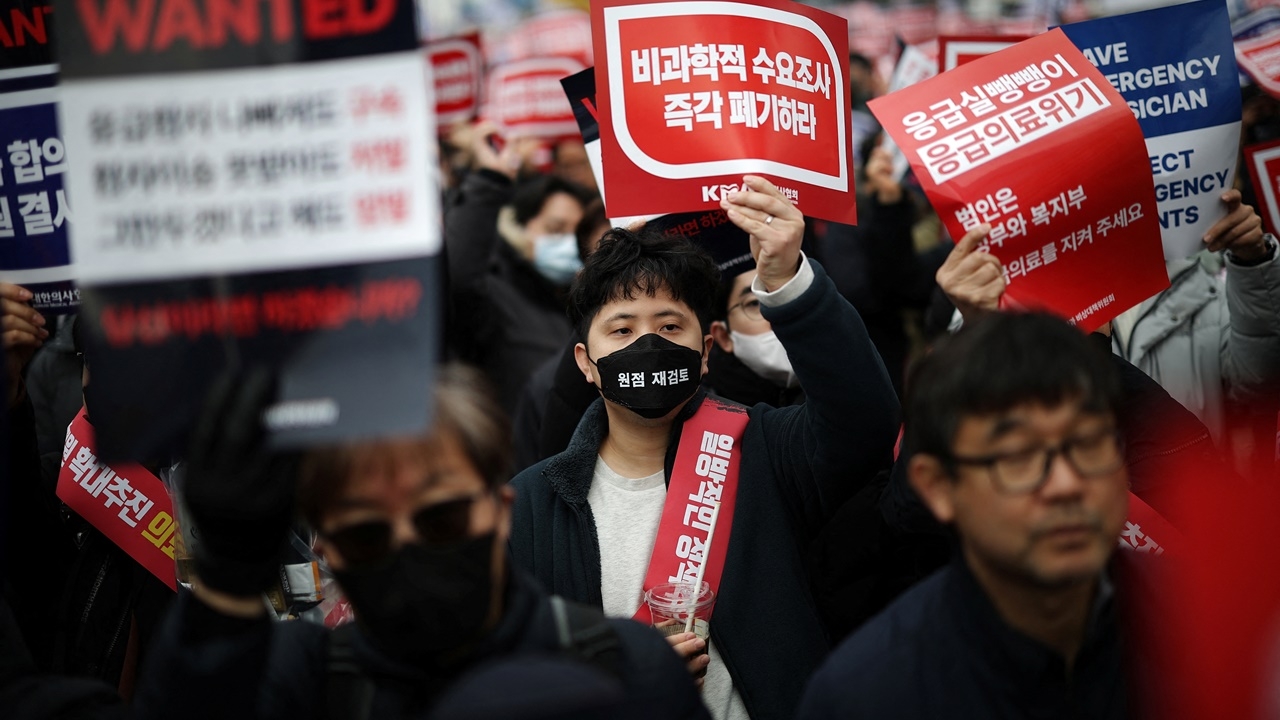 เกาหลีใต้เริ่มพักใบอนุญาตหมอประท้วงแล้ว 4,900 คน แต่ยังเปิดทางเจรจา