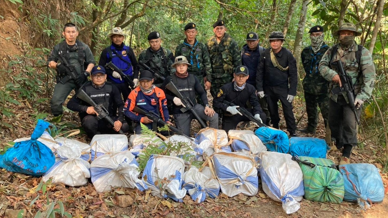 "ปาย" เจออีกลอตใหญ่ ซุกชายแดน 18 กระสอบ ไอซ์ 6 กก.-ยาบ้า 2.9 ล้านเม็ด