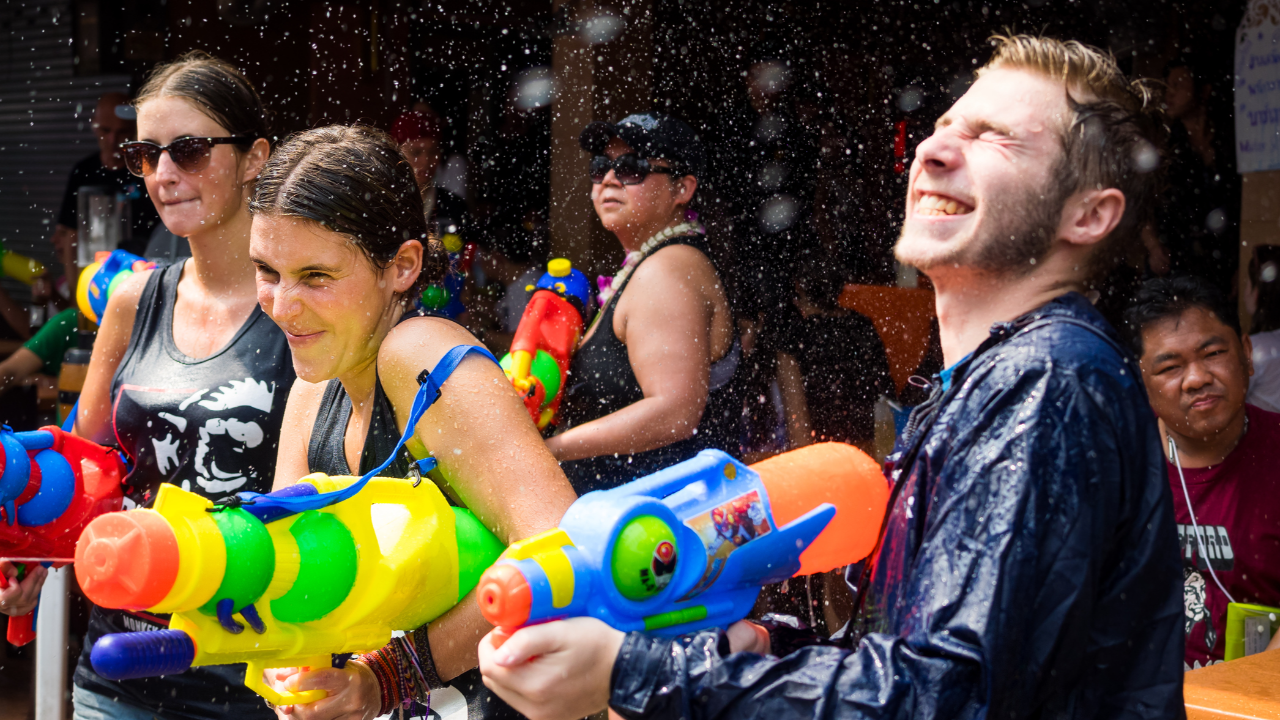 เปิดเนื้อเพลง รำวงเริงสงกรานต์ ฉบับภาษาอังกฤษ ไว้เตรียมร้องรับวันสงกรานต์ 2567