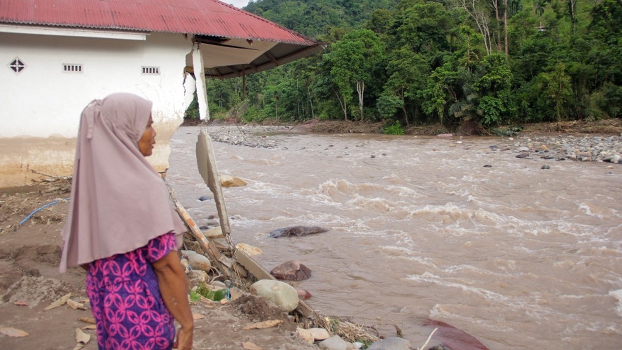 สลด เหยื่อน้ำท่วม-ดินถล่มในอินโดนีเซียพุ่ง 21 ศพ ฝนจ่อถล่มเพิ่มอีก