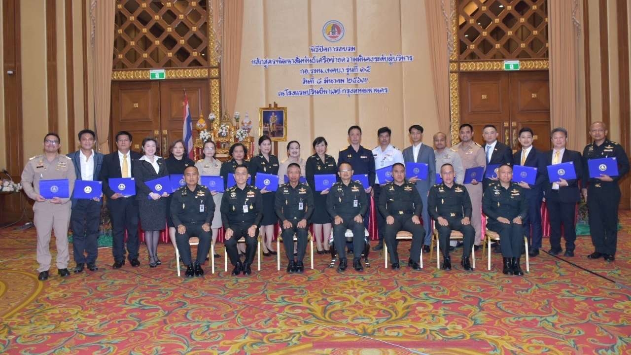 กอ.รมน. มอบเข็มเครื่องหมายให้ พคบ.15 พร้อมร่วมเสริมสร้างความมั่นคง