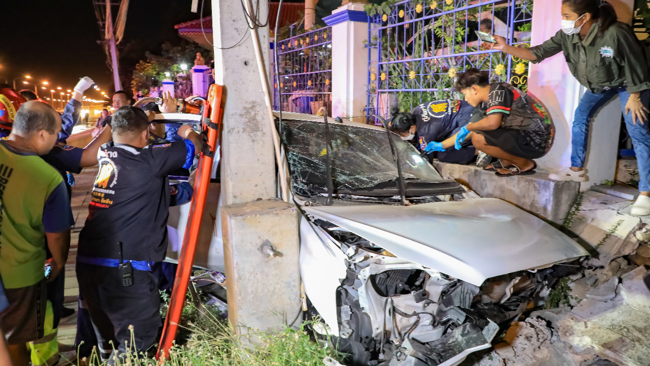 คนขับไม่ยอมเป่า กระบะเสยท้ายเก๋ง เหินปีนฟุตปาท-อัดเสาไฟฟ้าบาดเจ็บ 3