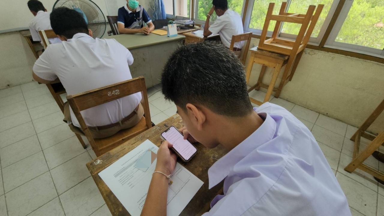 วิทยาลัยเทคนิคระยอง ให้ทำข้อสอบผ่าน "มือถือ" ปลูกฝังความซื่อสัตย์สุจริต