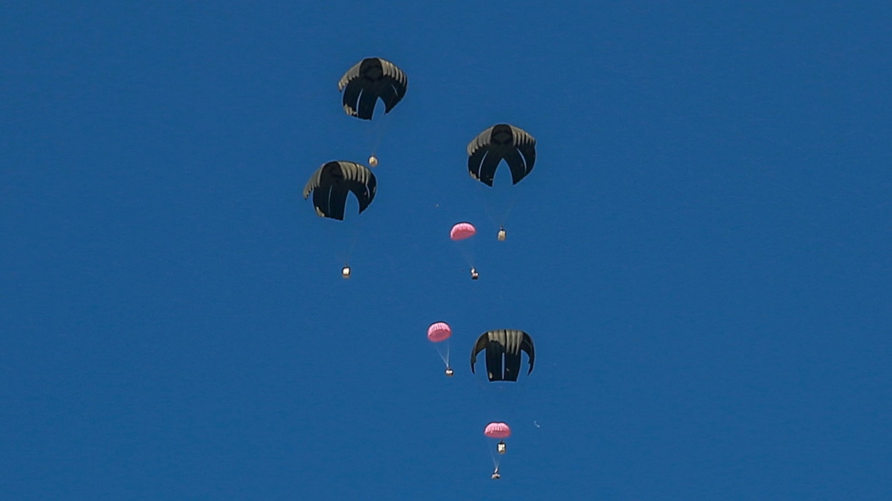 สลดซ้ำ ส่งอาหาร แบบแอร์ดรอป ให้ชาวปาเลสไตน์ ร่มชูชีพไม่กาง ดับ 5 ศพ