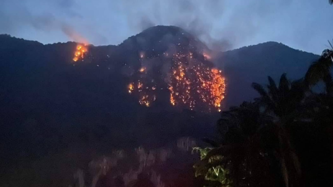 ผวจ.กระบี่ เป็นห่วง ไฟป่าบนเขาปากเบน ประสานขอ ฮ.ทหาร ขนน้ำดับ