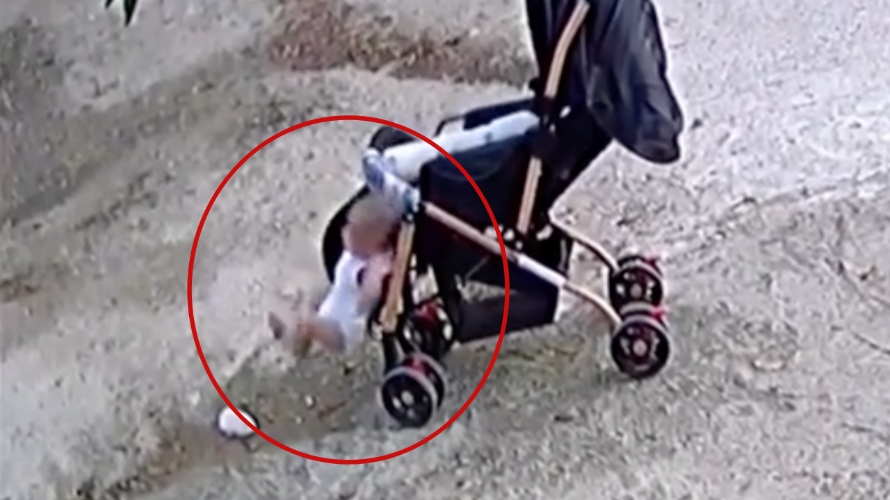 คลิปวงจรปิด เด็กน้อย 3 เดือน ไหลตกจากรถเข็น โชคดีเจ็บเล็กน้อย