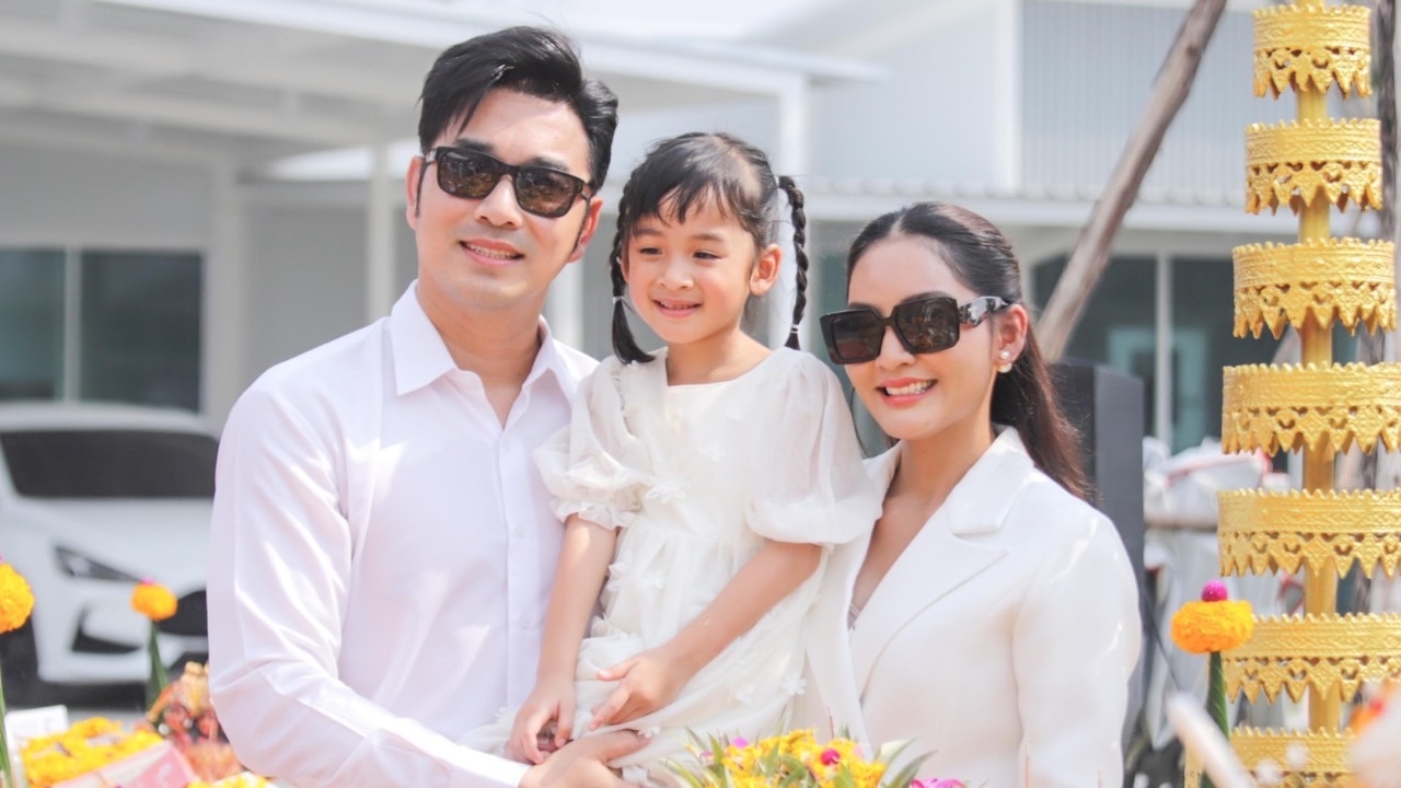 ถือฤกษ์ดี เจมส์-ครูก้อย ทำบุญใหญ่ ออฟฟิศและบ้านใหม่ คนบันเทิงแห่ยินดี