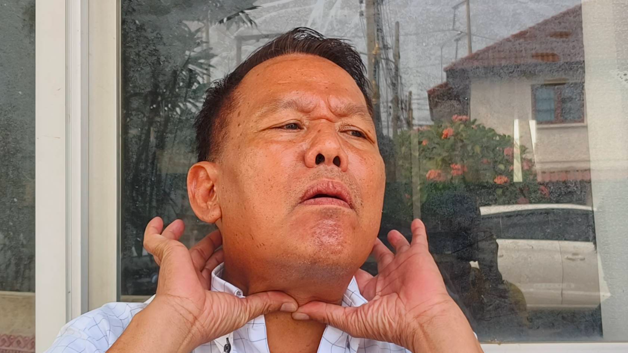 ร.ต.อ.เอาเรื่อง ฝรั่งเมียไทย บุกบีบคอ ชูนิ้วกลาง เผยนิสัยสุดกร่าง   