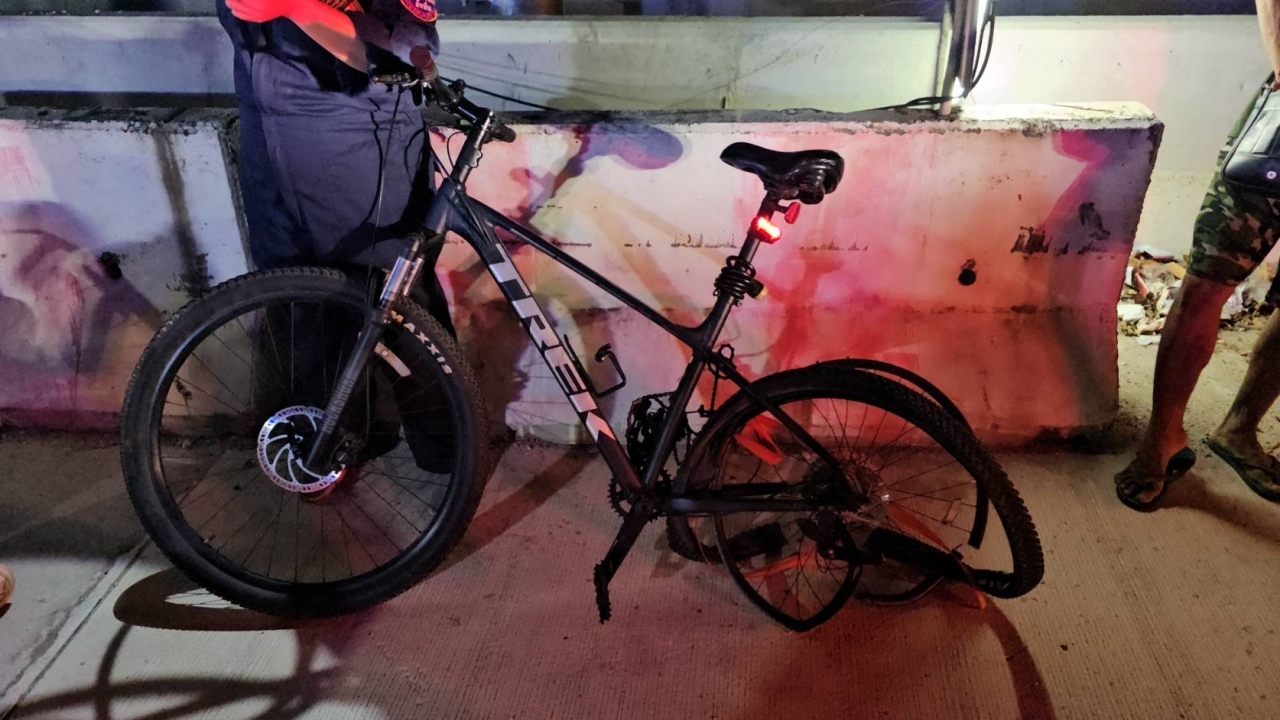 เฒ่าชาวสวิตเซอร์แลนด์ ดับสลด ปั่นจักรยานถูกเก๋งตีนผีซิ่งชนแล้วหนี 