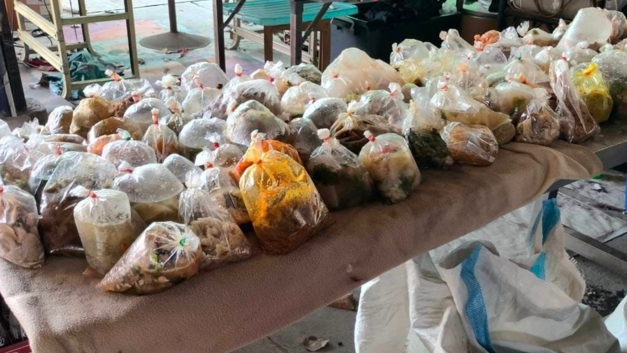 หดหู่ใจ คนแอบนำ "แกงถุง" ทิ้งถังขยะ 5 กระสอบ เสียดายแทนคนไม่มีกิน