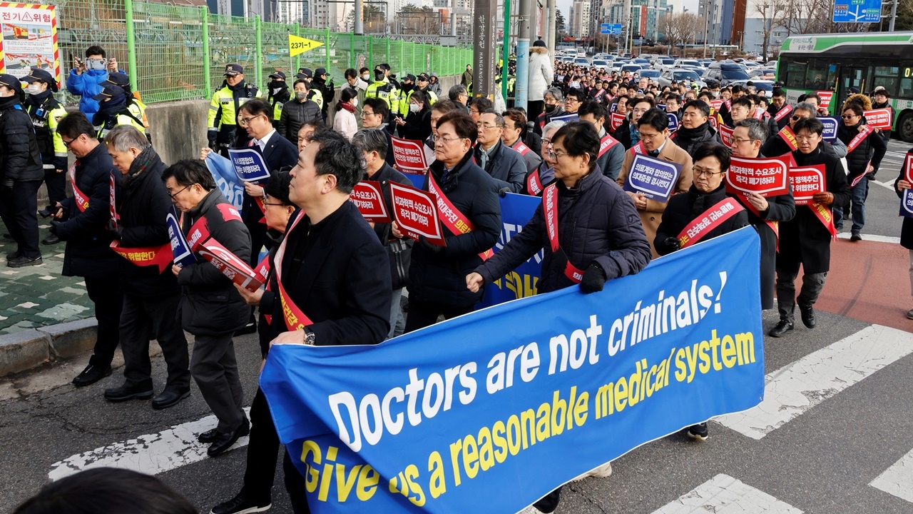 เกาหลีใต้ขีดเส้นตาย ให้หมอที่ประท้วงต้องกลับมาทำงานภายใน 29 ก.พ.