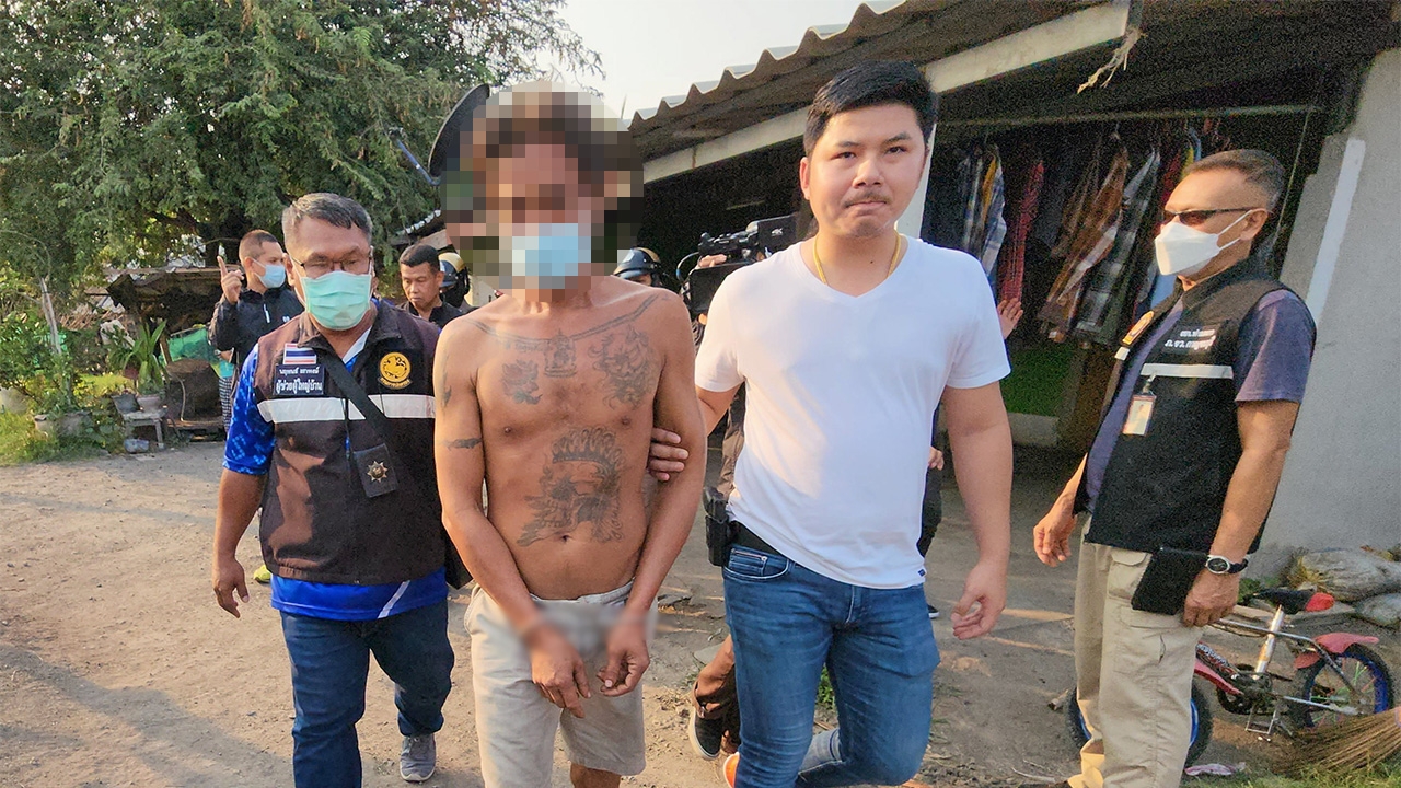 ทาสยาหลอน คว้าอีโต้บุกฟันคอเพื่อนบ้านดับ