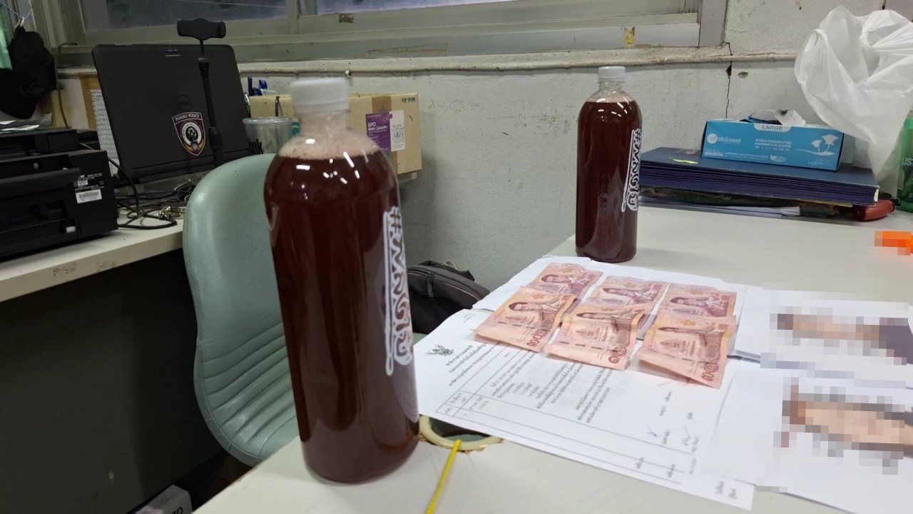 ตร.-ฝ่ายปกครองเมืองพะเยา ล่อซื้อ น้ำท่อม รวบ 2 หนุ่มสาว ของกลาง 2 ขวด