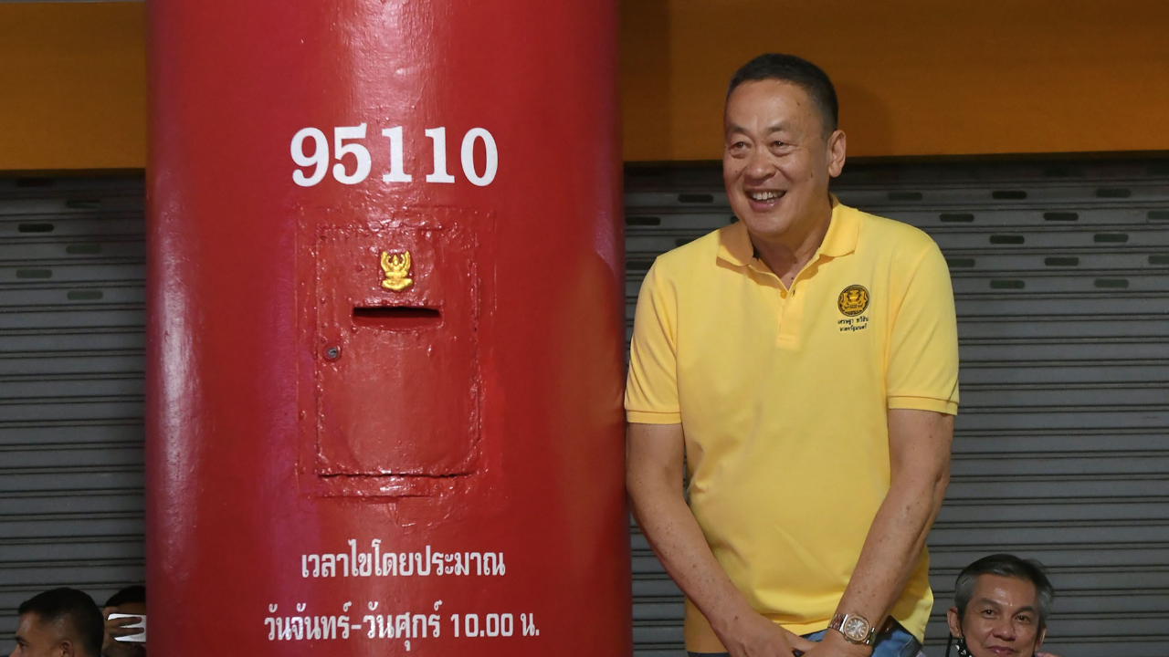 “เศรษฐา” แวะถ่ายรูปคู่ตู้ไปรษณีย์ยักษ์เบตง แฟนคลับแห่รอเซลฟี่ด้วยคึกคัก