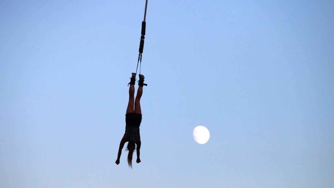 ช็อก หญิงวัย 60 โดดบัมจี้จัมพ์กลางห้างฯ เกาหลีใต้ ร่วงตกกระแทกพื้น ดับสลด