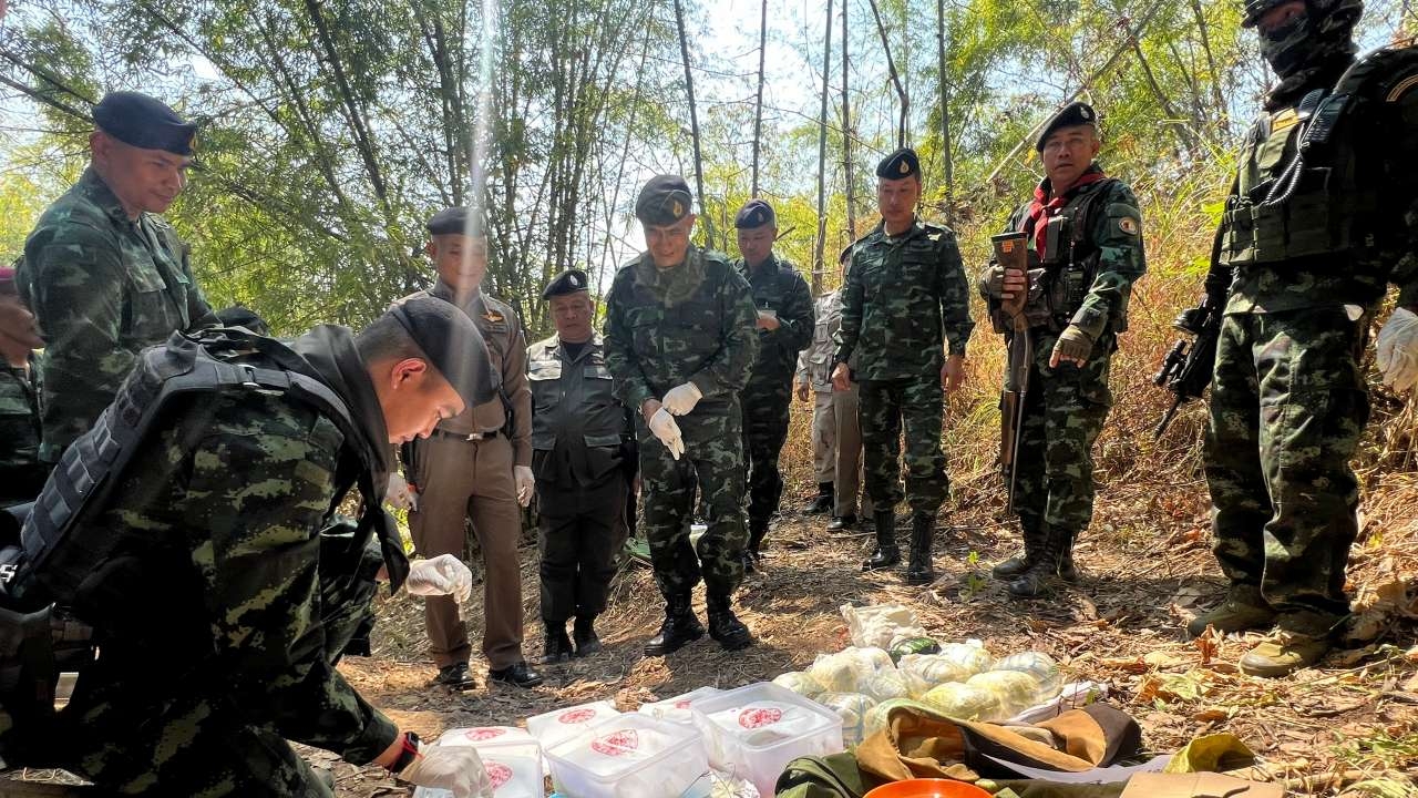 ทหาร ร้อย.ม.4 ยิงปะทะแก๊งค้ายา เหิมลอบขนข้ามแดน ยึดของกลางอื้อ