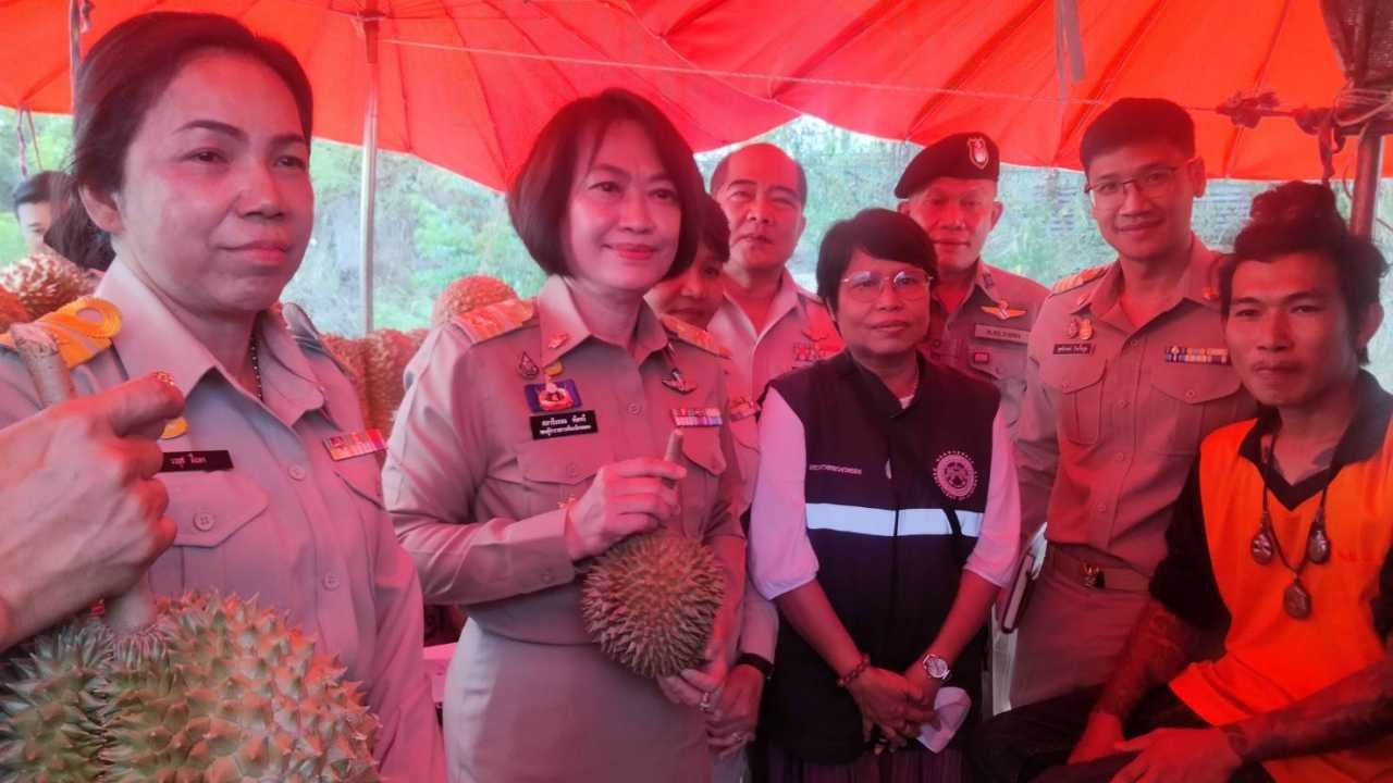 เกษตรจังหวัดระยอง นำทีมตรวจสอบแผงทุเรียน หลังมีข่าวสาวร้องไห้กินทุเรียนอ่อน