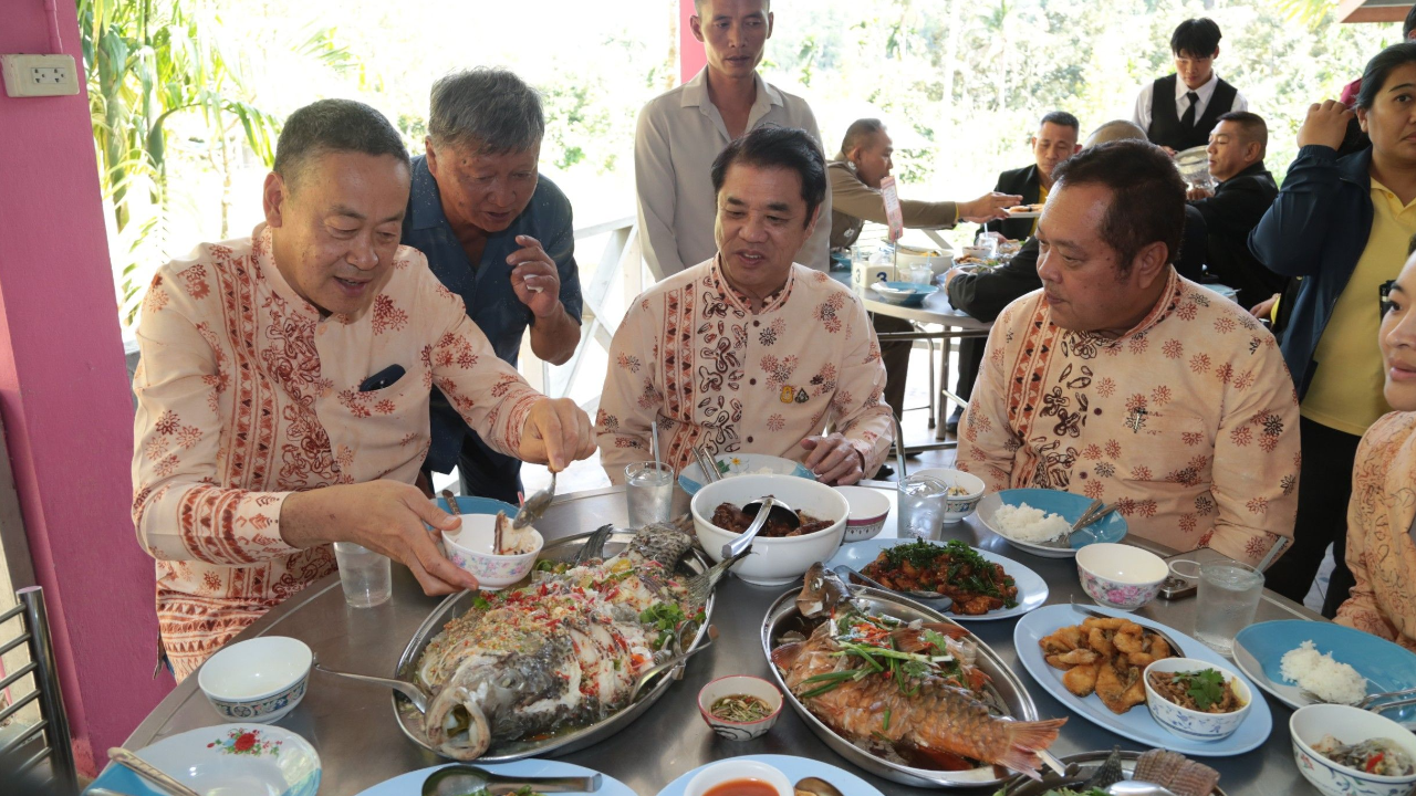 นายกฯ ชิมเมนูเด็ดเมืองยะลา ชมเปราะปลานิลสายน้ำไหลอร่อย สั่งเพิ่มพันธุ์ปลา