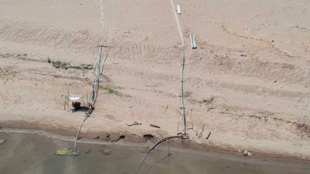 บึงกาฬน้ำโขงแล้ง เกษตรกรต่อท่อยาวสูบน้ำมาใช้ ขณะที่บางส่วนหาหอยไปขายหารายได้