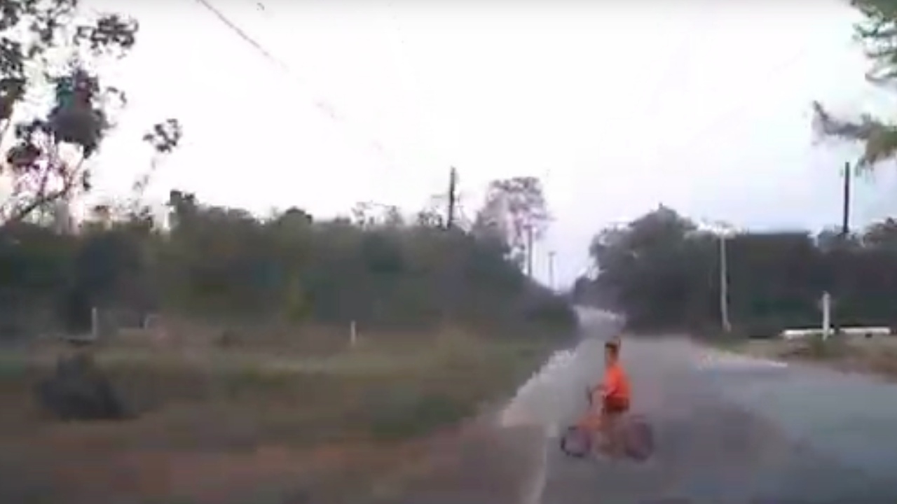 เสี้ยววินาที เด็กขี่จักรยานตัดหน้ารถ โชคดีหักหลบทัน (คลิป)
