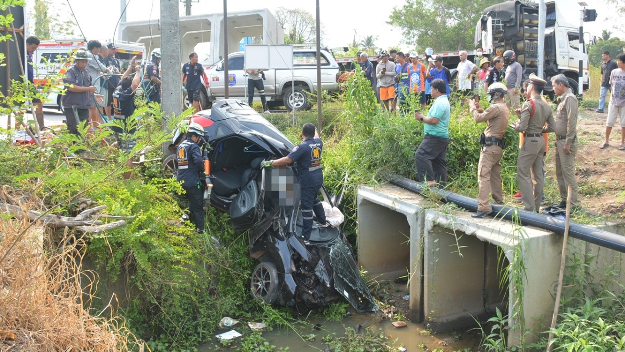 สลด พยาบาลแม่ลูกอ่อน ขับเก๋งเฉี่ยวลุงยืนโบกรถ ตกร่องน้ำเสียชีวิต